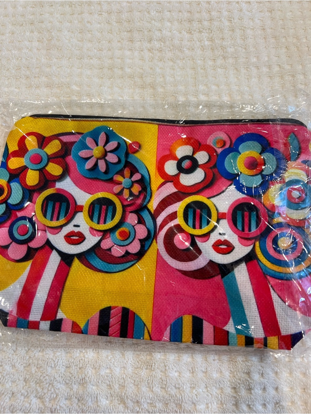 Vibrant Retro Pop Art makeup bag Pink, Yellow & Blue - Picture 4 of 7